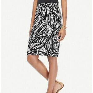 Ann Taylor Black White Dot Leaf Piped Pencil Skirt Size 6